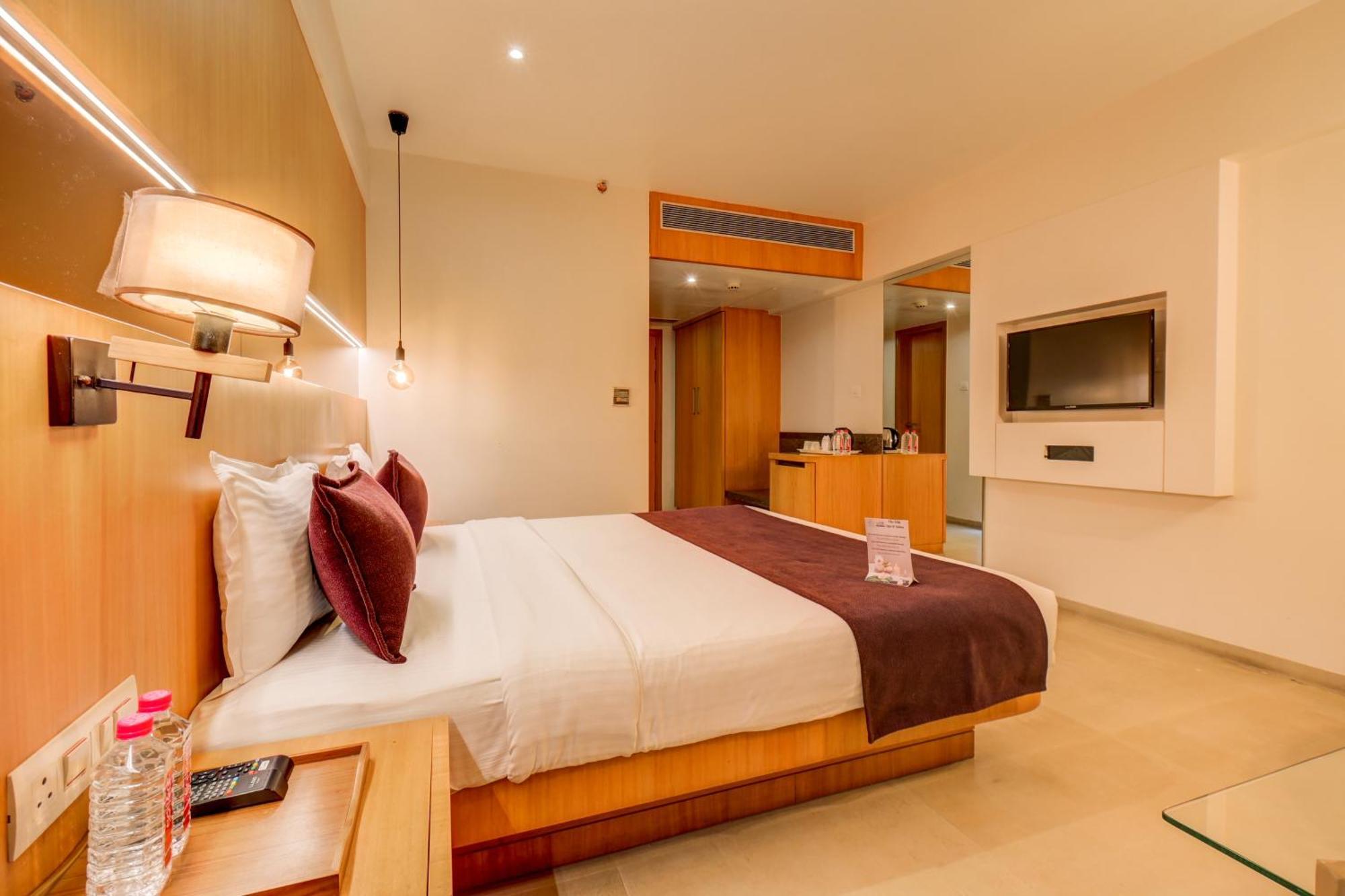 The Ssk Solitaire Hotel & Banquets Nashik Buitenkant foto